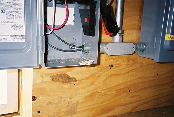 Photo 4. Metallic conduit operating at 400 volts dc connected to a concentric knockout with no grounding/bonding bushing.