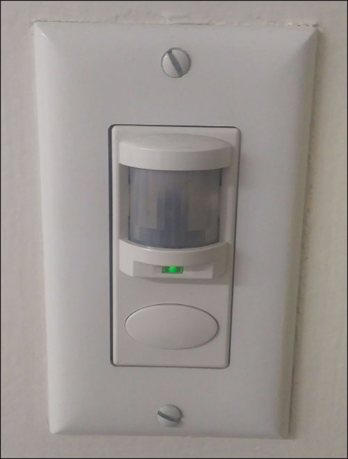 Photo 8. Automatic control devices for energy management that requires connection to an identified conductor.